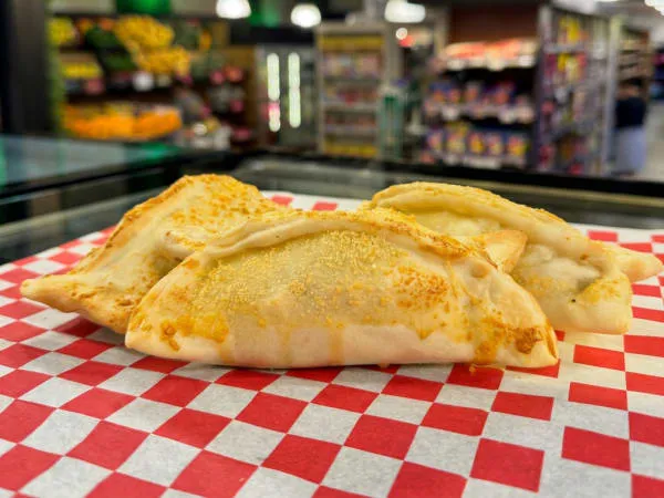 Empanada Carne Braseada y Parmesano